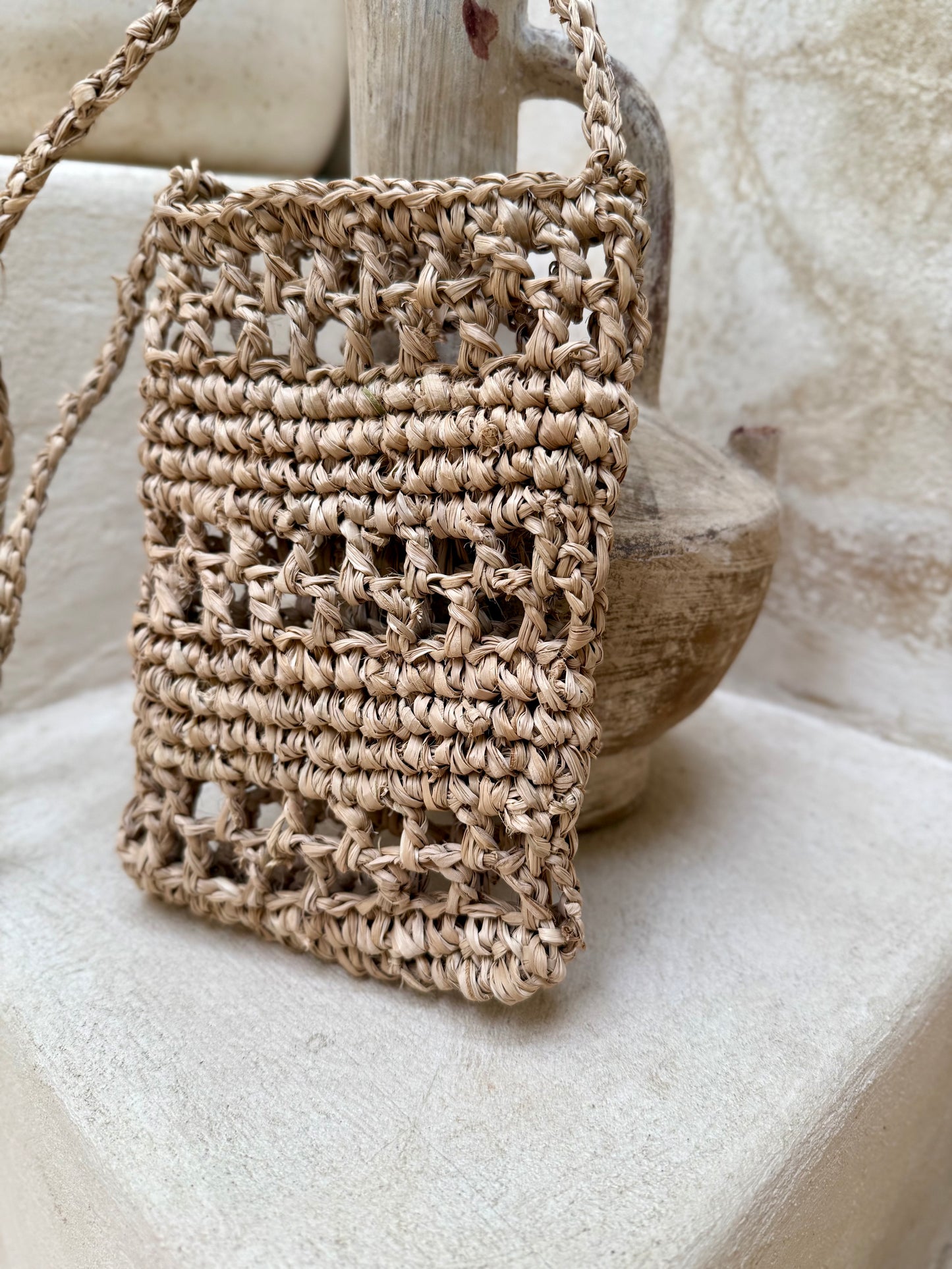 Pochette téléphone en fibres naturelles – Tressage ajouré artisanal de Bali