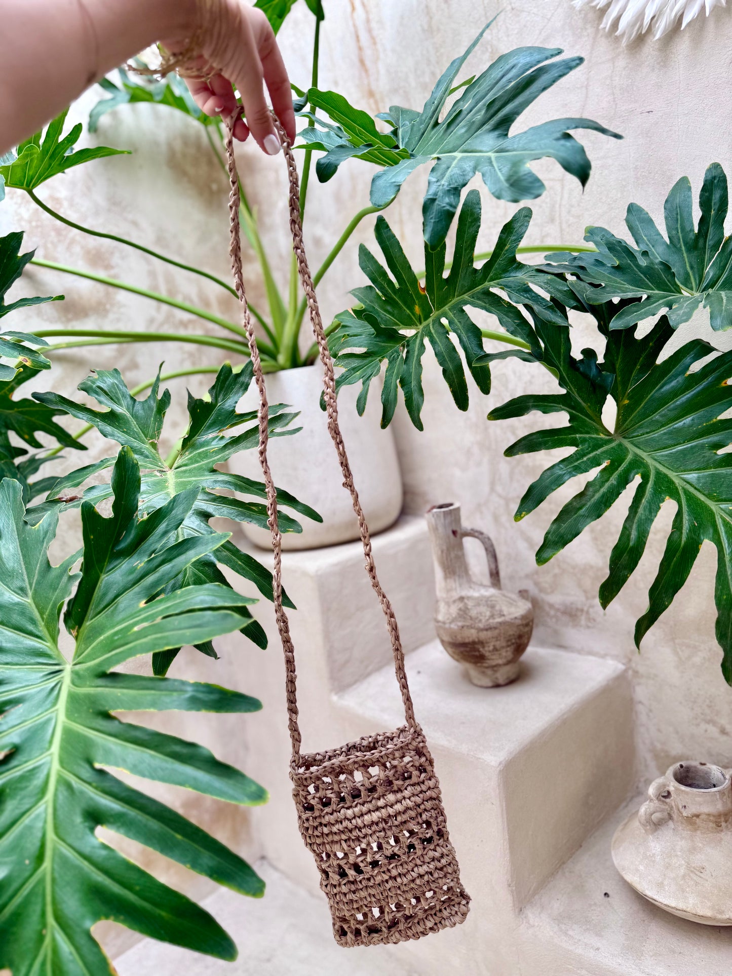 Pochette téléphone en fibres naturelles – Tressage ajouré artisanal de Bali