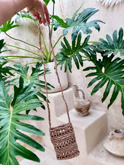 Pochette téléphone en fibres naturelles – Tressage ajouré artisanal de Bali