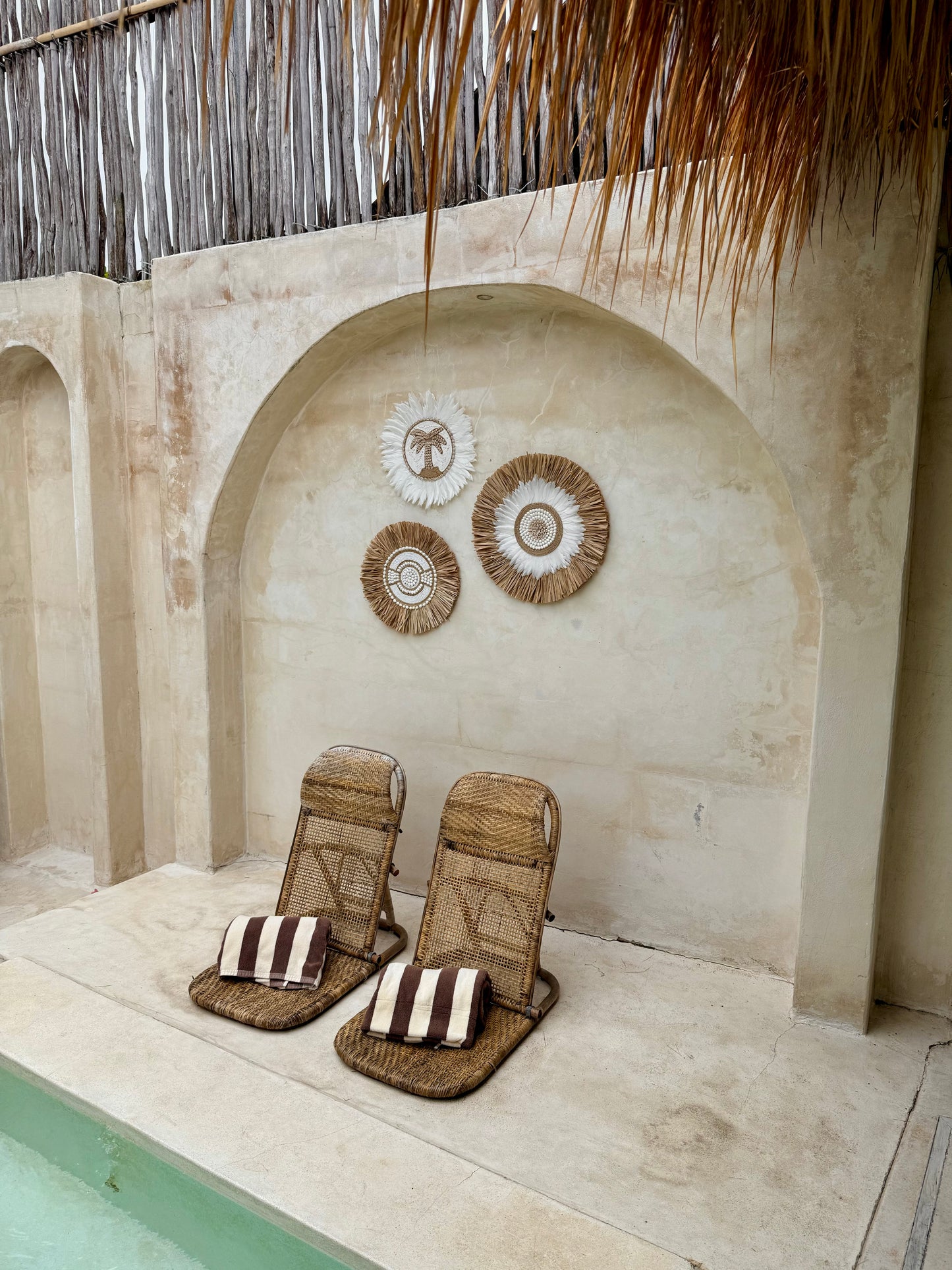 Décoration murale ronde palmier et plumes blanches – création artisanale bohème de Bali