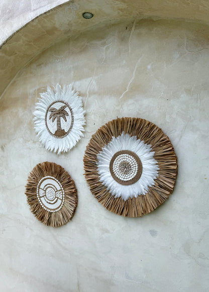 Décoration murale ronde bohème en coquillages et plumes – décoration artisanale de Bali