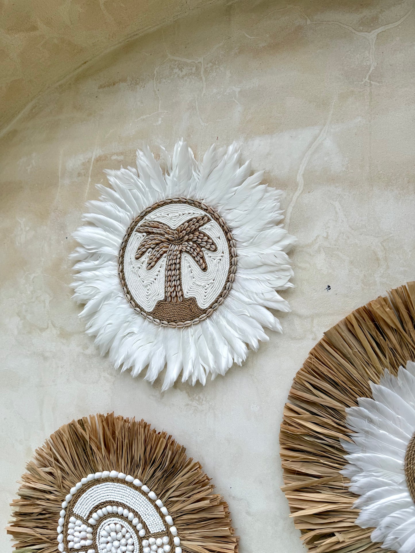 Décoration murale ronde palmier et plumes blanches – création artisanale bohème de Bali