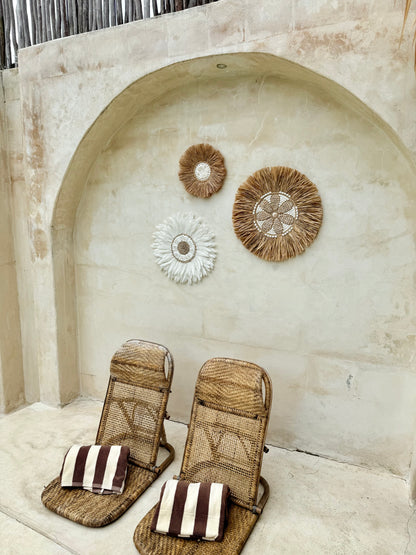 Juju Hat mural en plumes blanches et coquillages – décoration bohème chic de Bali