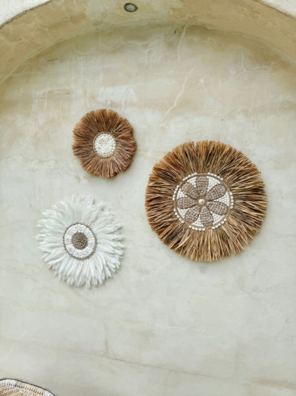 Juju Hat mural en plumes blanches et coquillages – décoration bohème chic de Bali