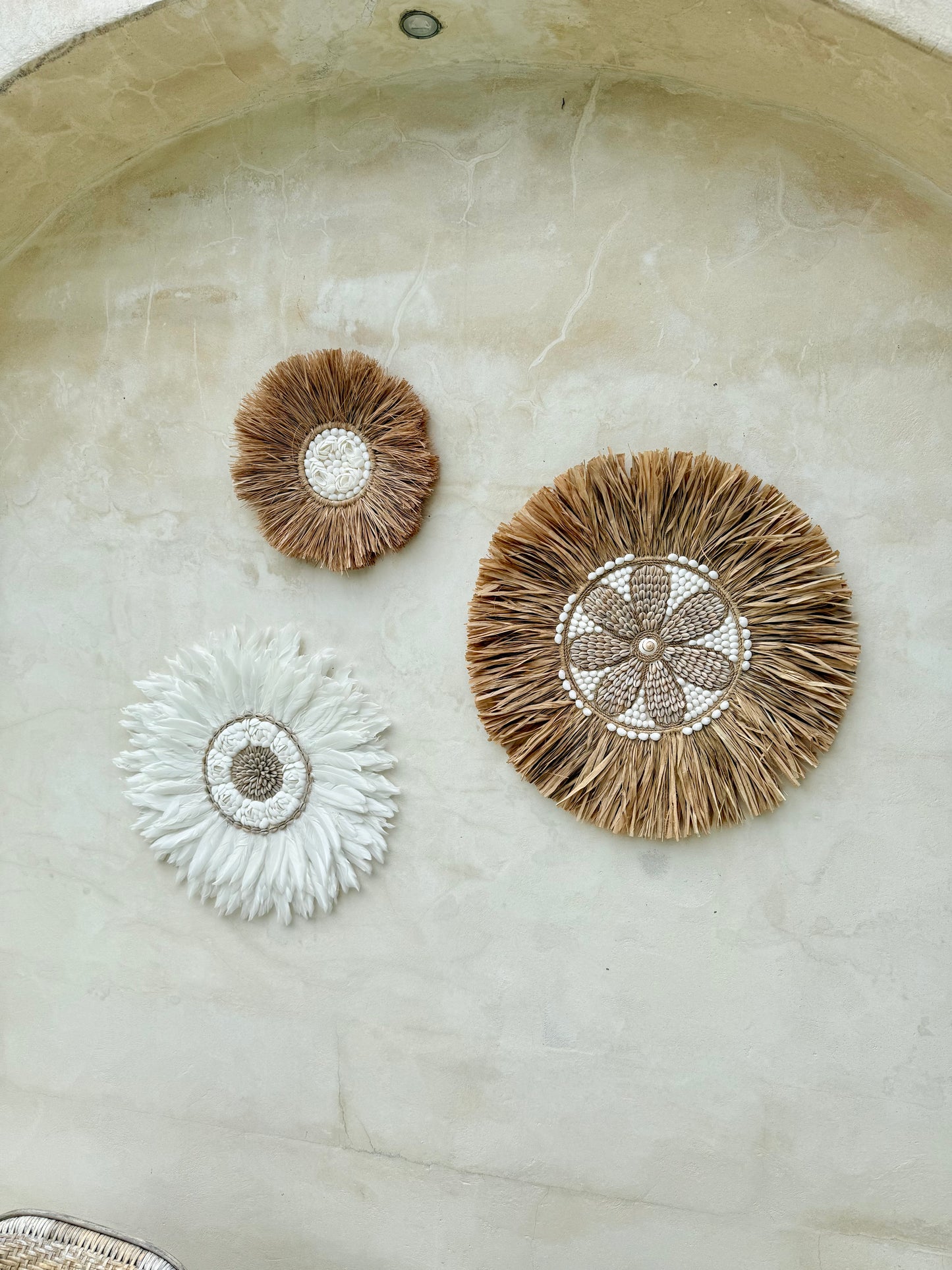 Décoration murale ronde en coquillages – motif floral artisanal de Bali