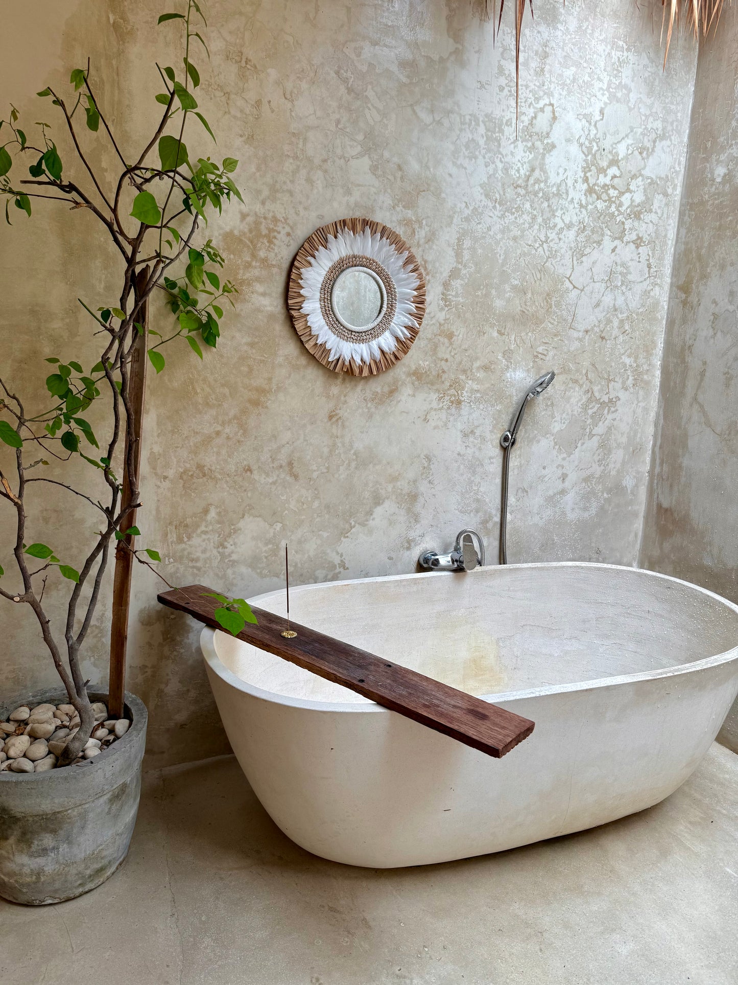 Miroir bohème en macramé, coquillages cauri et plumes – décoration murale artisanale de Bali