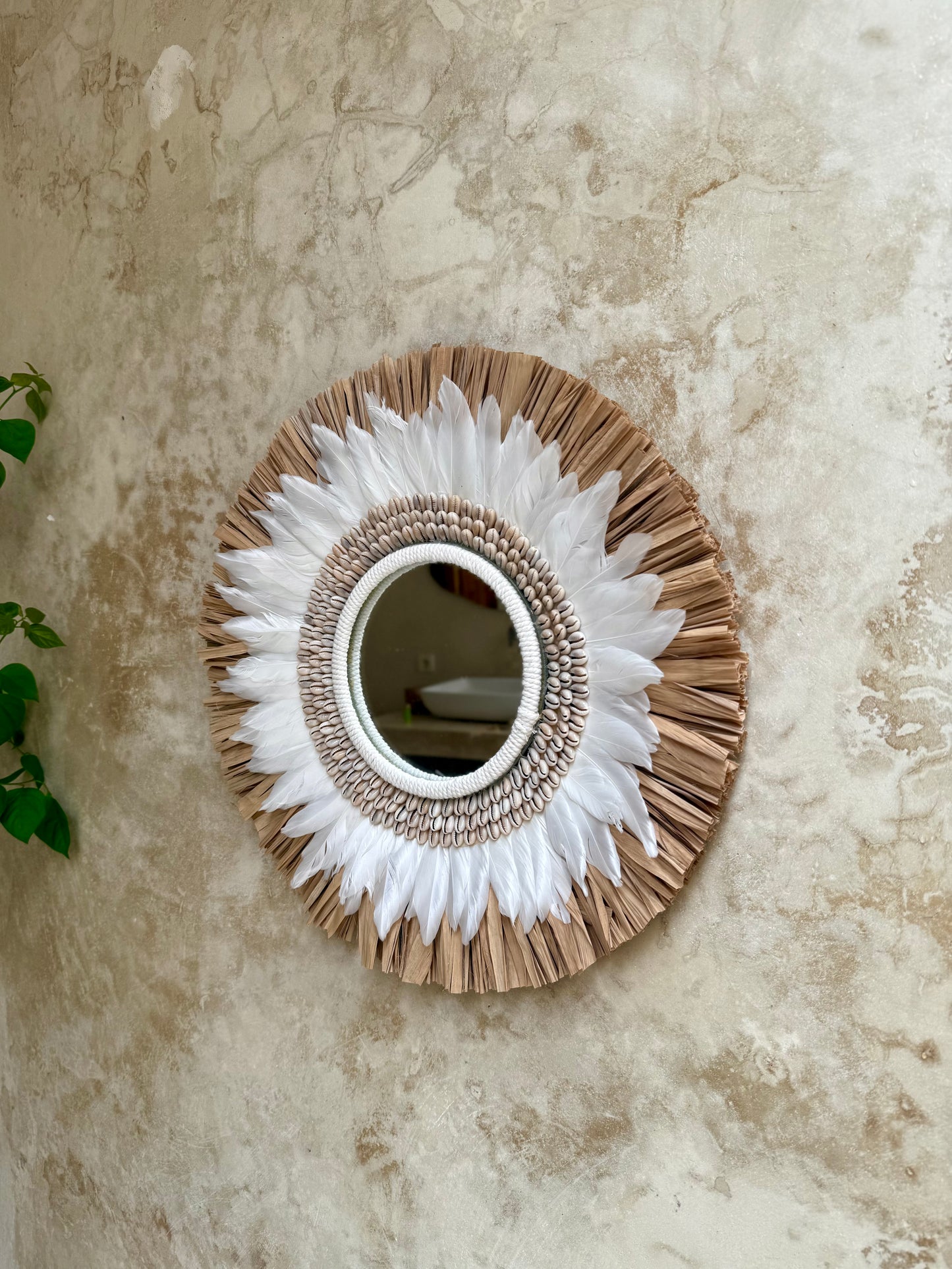 Miroir bohème en macramé, coquillages cauri et plumes – décoration murale artisanale de Bali