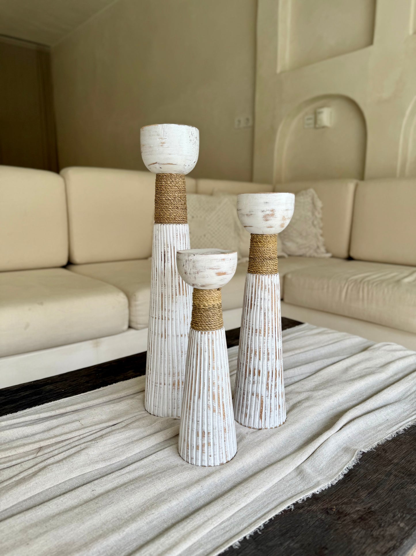 Chandeliers en bois naturel et cordelette – décoration artisanale de Bali