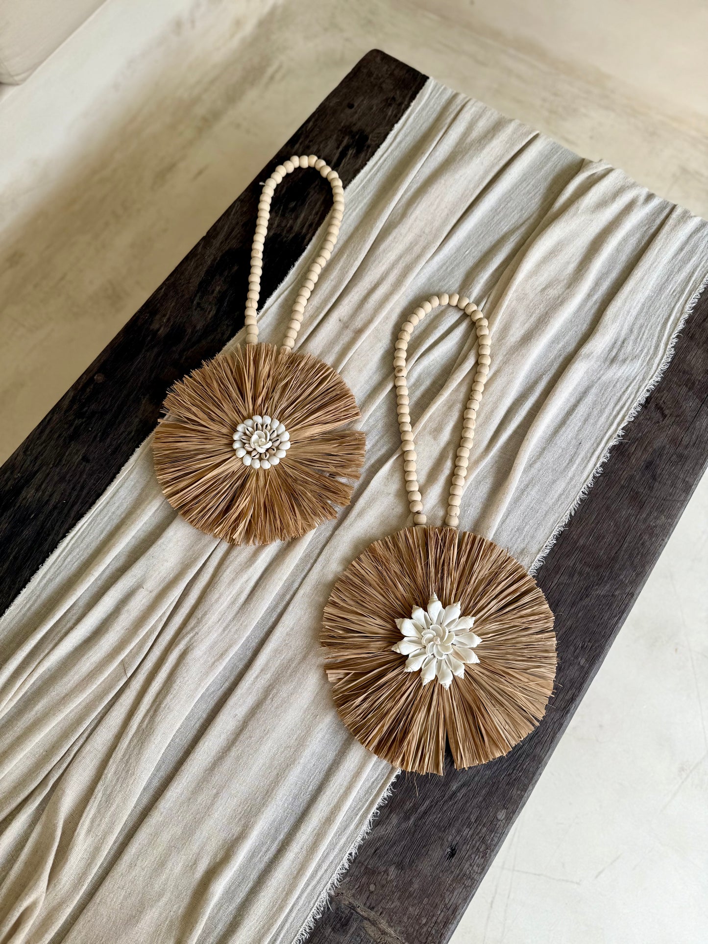 Suspension en perles de bois et coquillages cauri et blancs – décoration artisanale bohème