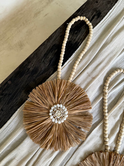 Suspension en perles de bois et coquillages cauri et blancs – décoration artisanale bohème
