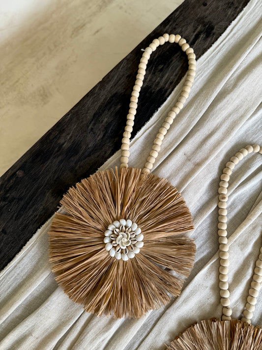 Suspension en perles de bois et coquillages cauri et blancs – décoration artisanale bohème