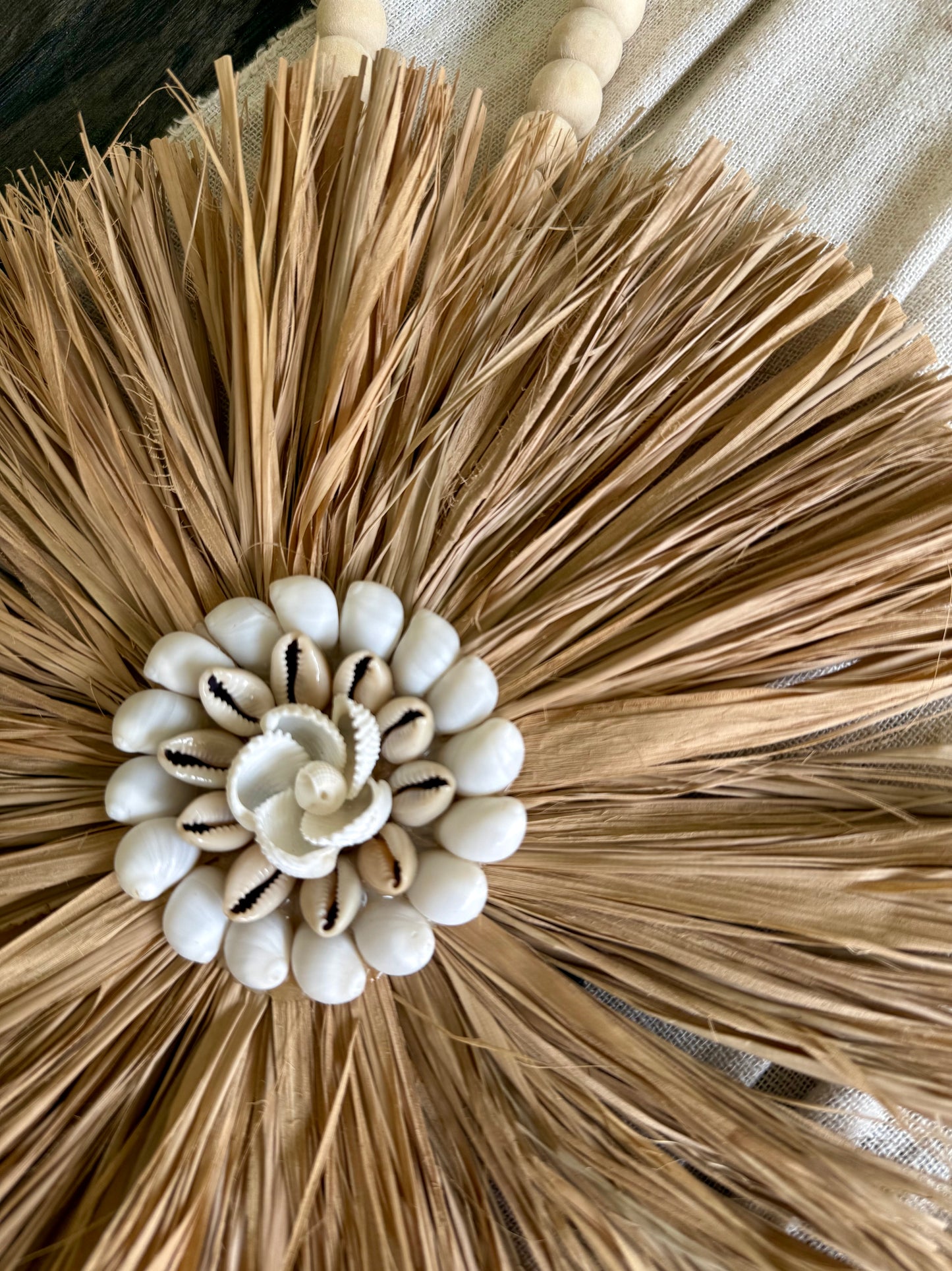 Suspension en perles de bois et coquillages cauri et blancs – décoration artisanale bohème