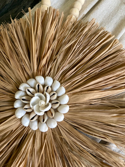 Suspension en perles de bois et coquillages cauri et blancs – décoration artisanale bohème
