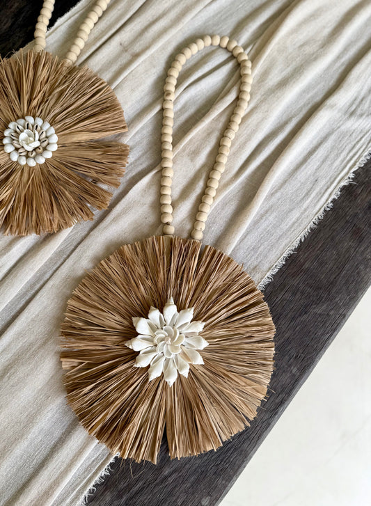 Suspension en perles de bois et coquillages – décoration naturelle bohème