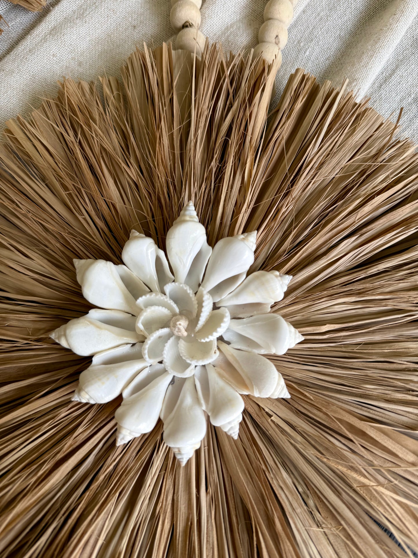 Suspension en perles de bois et coquillages – décoration naturelle bohème