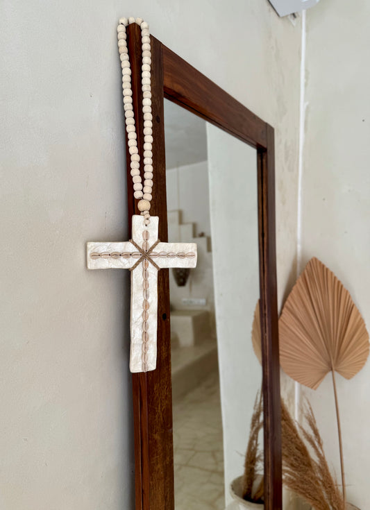 Suspension croix en nacre et coquillages cauri – décoration artisanale et raffinée