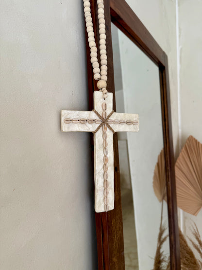 Suspension croix en nacre et coquillages cauri – décoration artisanale et raffinée