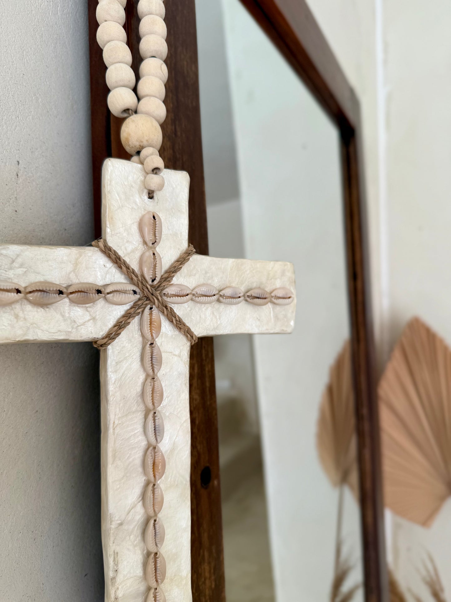 Suspension croix en nacre et coquillages cauri – décoration artisanale et raffinée