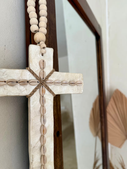 Suspension croix en nacre et coquillages cauri – décoration artisanale et raffinée