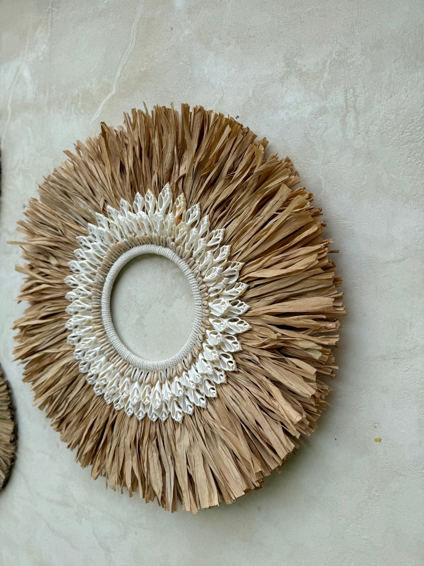 Décoration murale ronde ajourée en coquillages et macramé – pièce artisanale haut de gamme de Bali