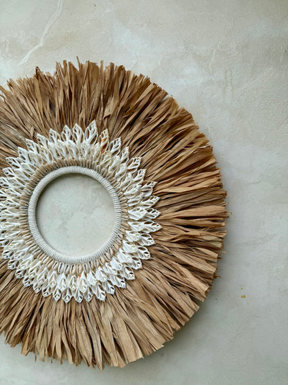 Décoration murale ronde ajourée en coquillages et macramé – pièce artisanale haut de gamme de Bali