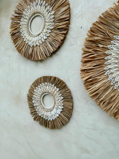 Décoration murale ronde ajourée en coquillages et macramé – pièce artisanale haut de gamme de Bali