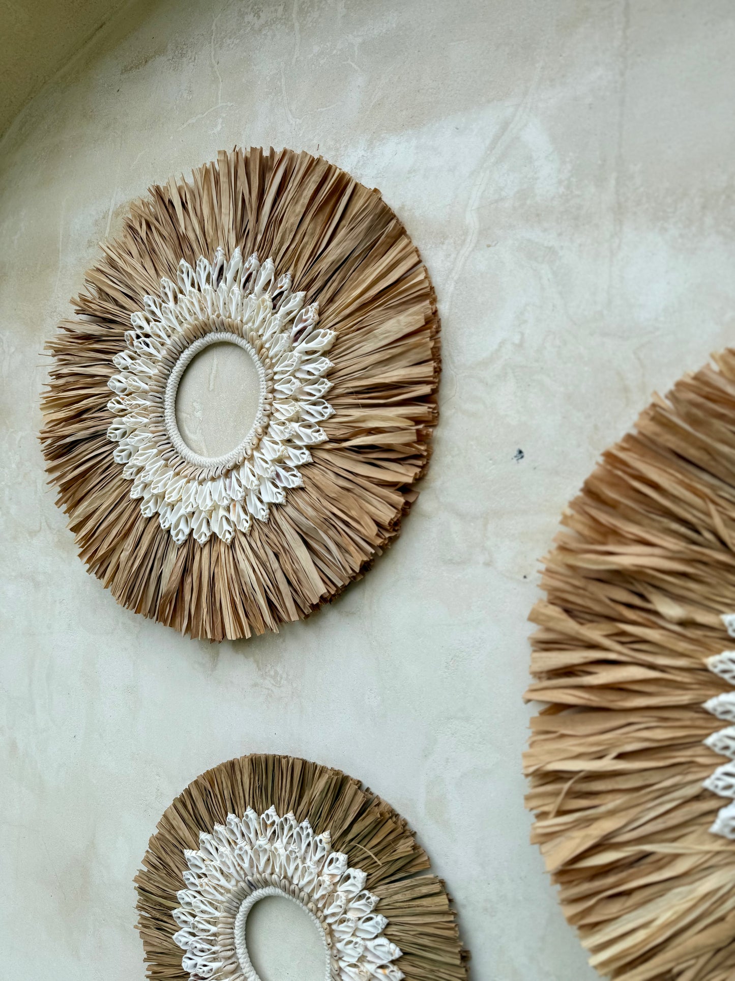 Décoration murale ronde ajourée en coquillages et macramé – pièce artisanale haut de gamme de Bali