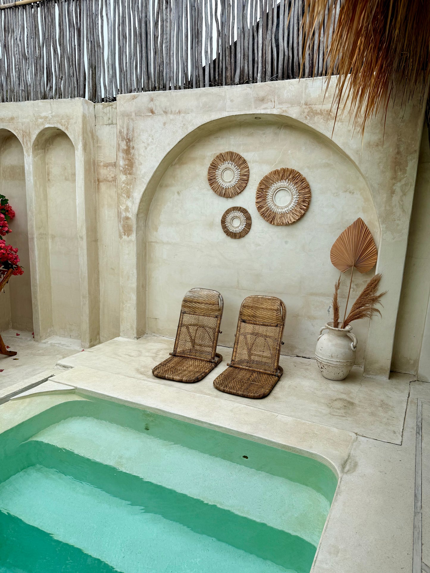 Décoration murale ronde ajourée en coquillages et macramé – pièce artisanale haut de gamme de Bali