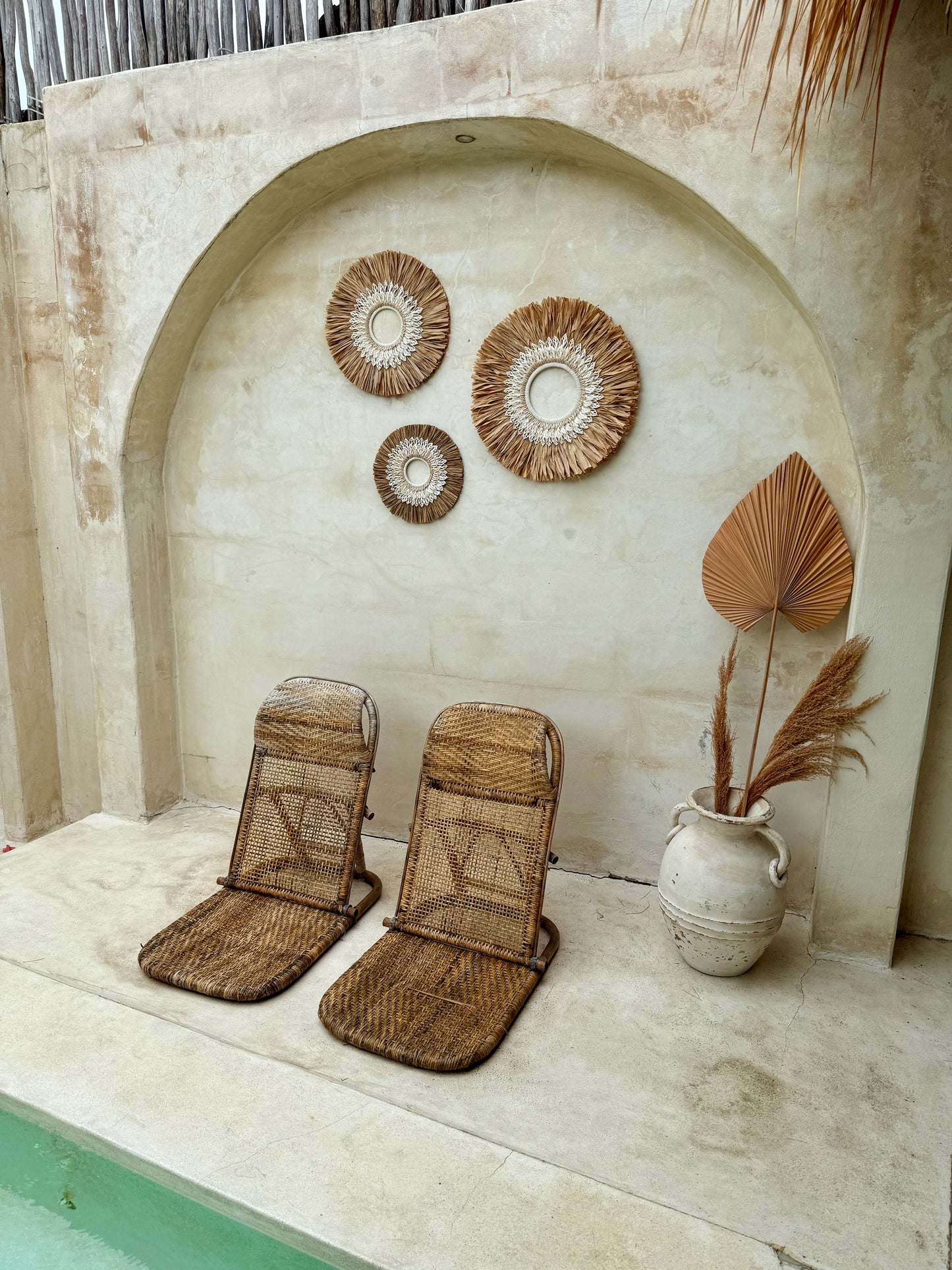 Décoration murale ronde ajourée en coquillages et macramé – pièce artisanale haut de gamme de Bali