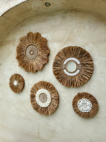 Décoration murale ronde en coquillages Cauri et Anadara – motif floral – création artisanale de Bali