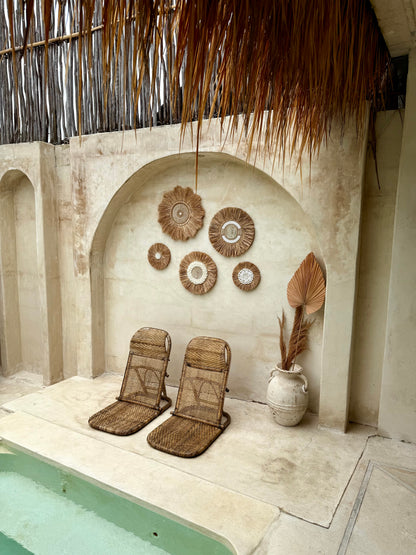 Décoration murale ronde en forme de fleur – coquillages et plantes aquatiques séchées – artisanat de Bali