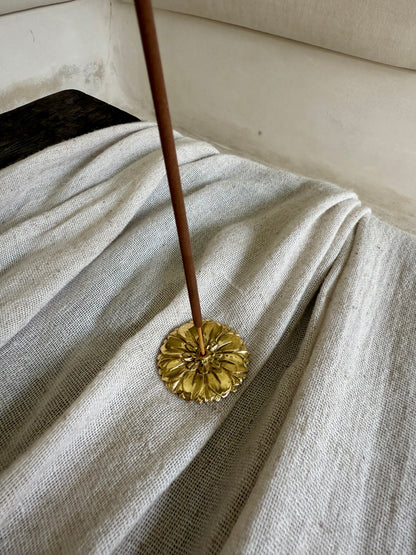 Porte-encens fleur en laiton doré – touche bohème et élégante