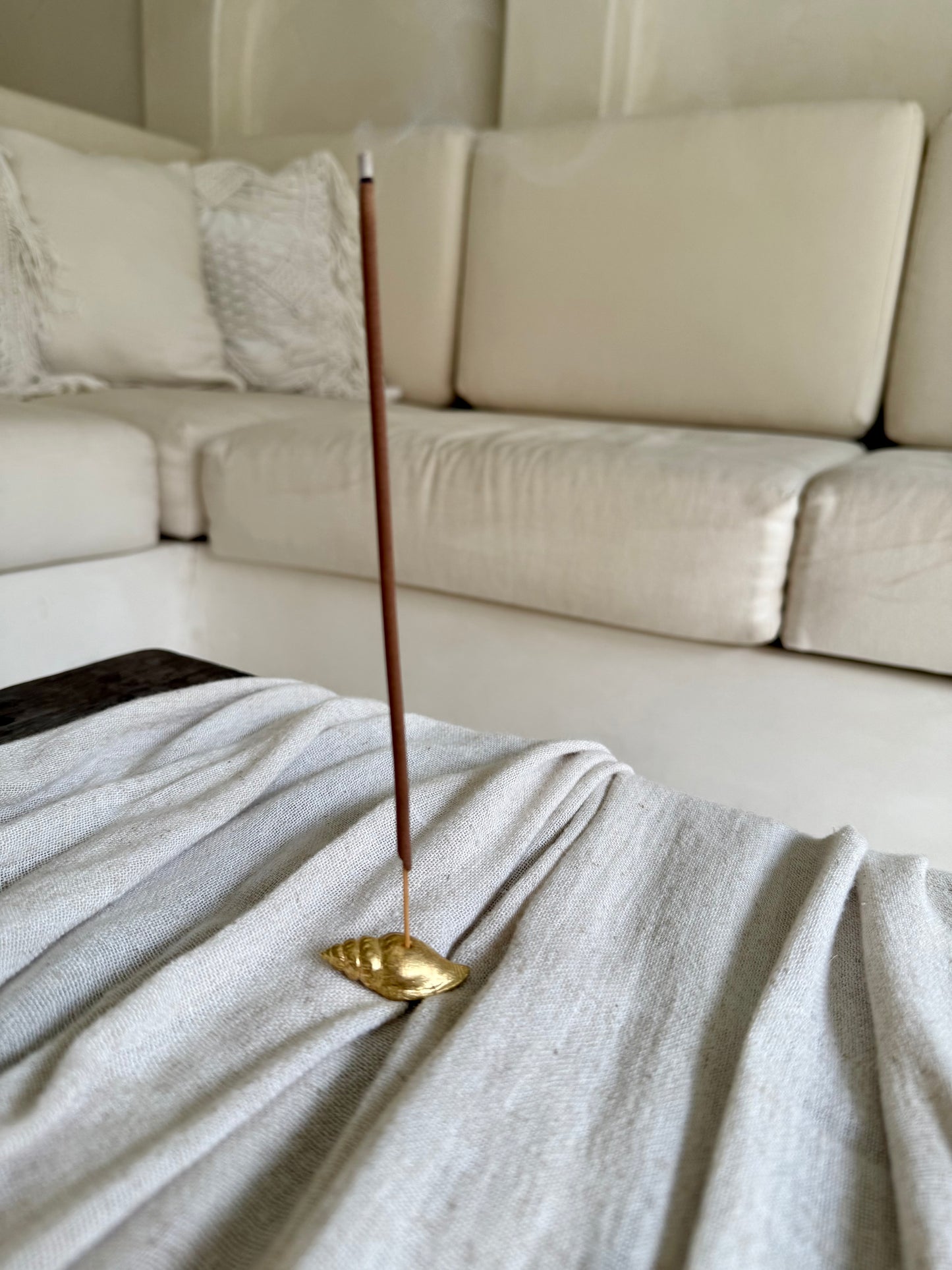 Porte-encens coquillage en laiton doré – esprit naturel et raffiné