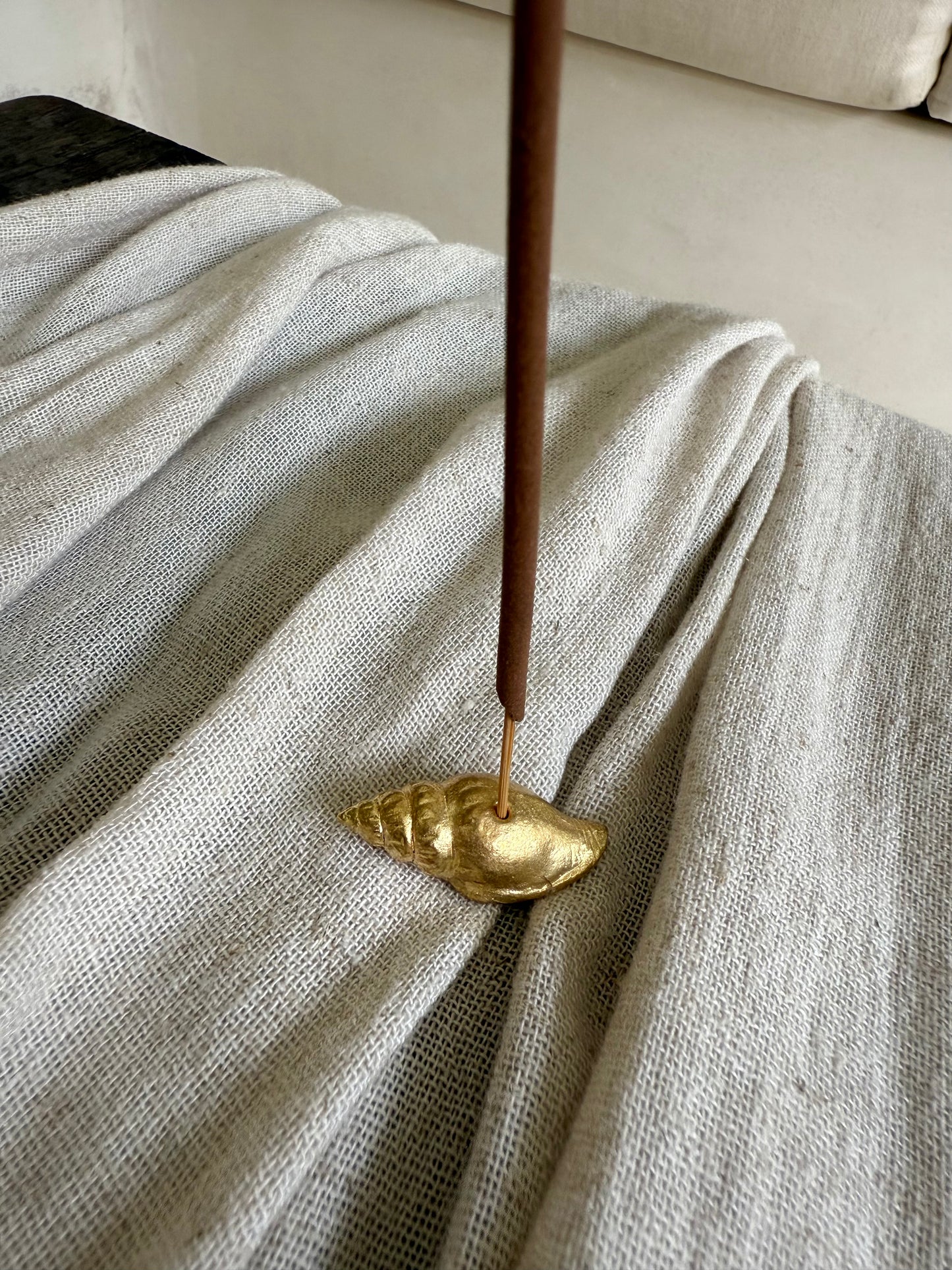 Porte-encens coquillage en laiton doré – esprit naturel et raffiné