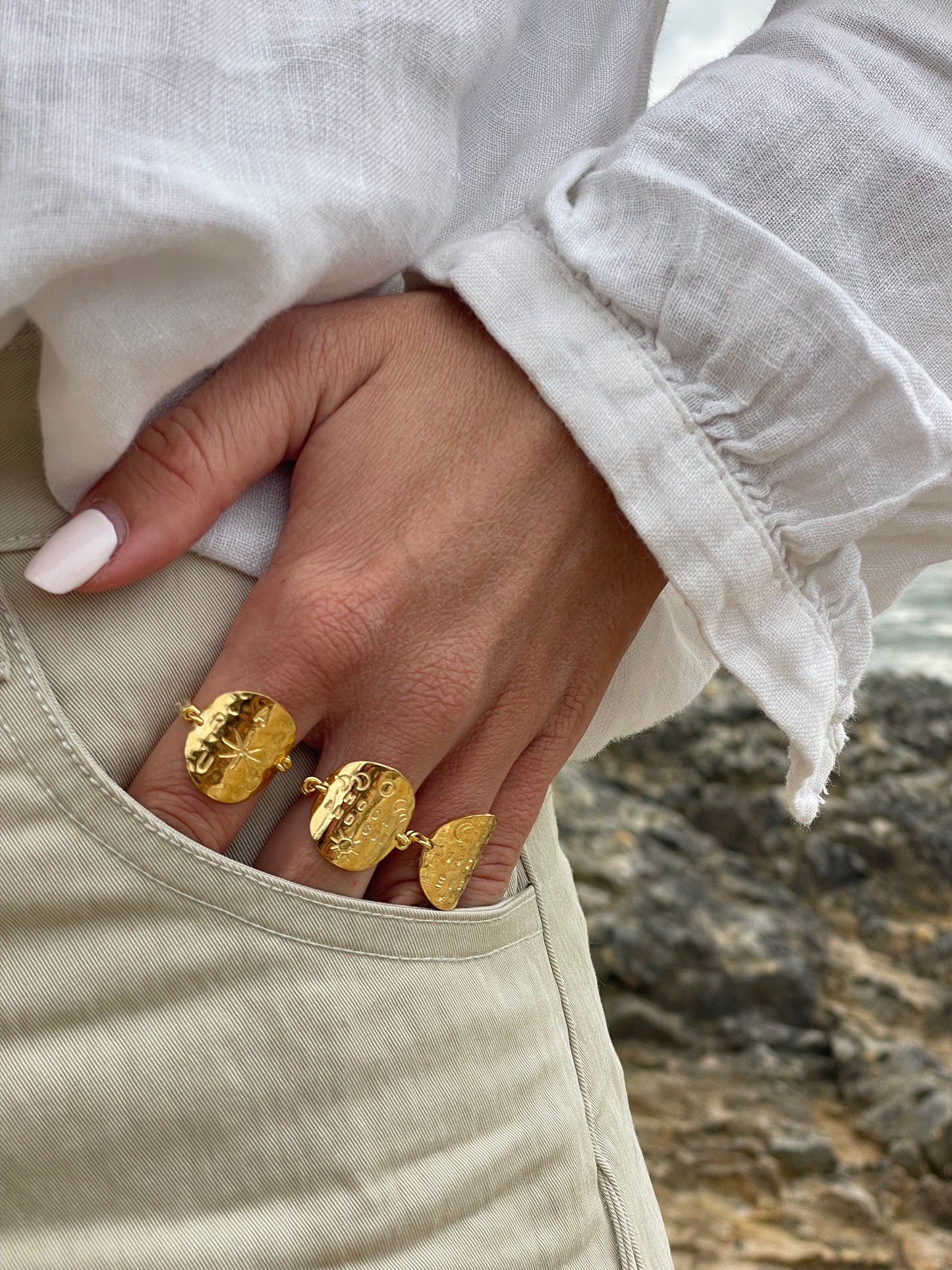 Bague “Amour” – Laiton plaqué or, modèle martelé et message symbolique