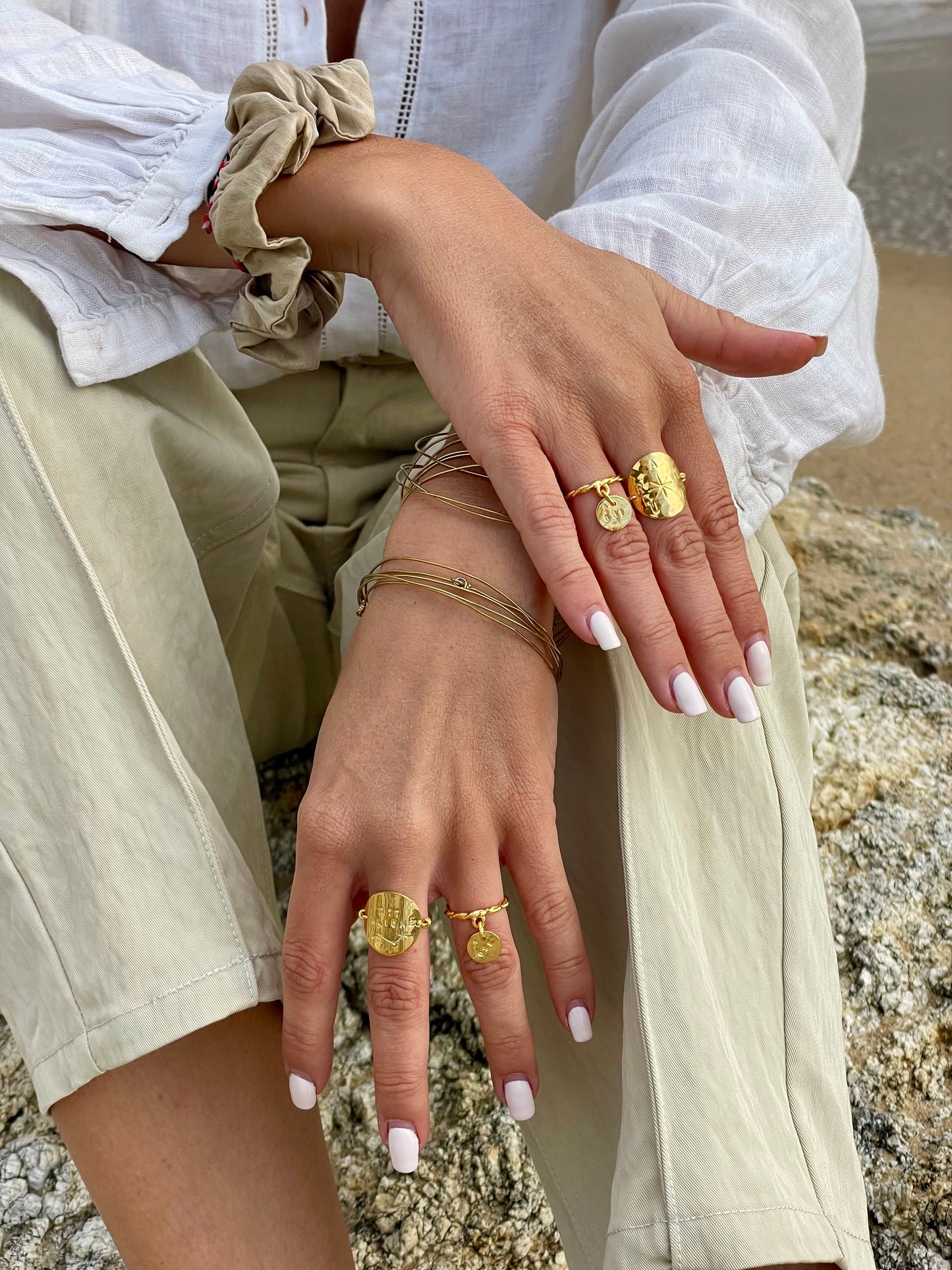 Bague réglable en laiton plaqué or – Médaillon gravé à la main au choix