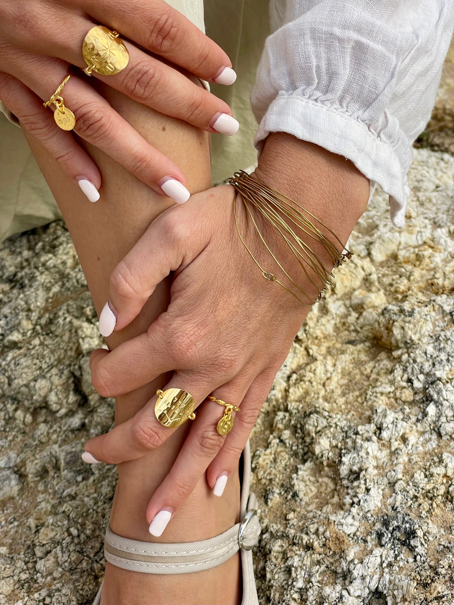 Bague “Amour” – Laiton plaqué or, modèle martelé et message symbolique