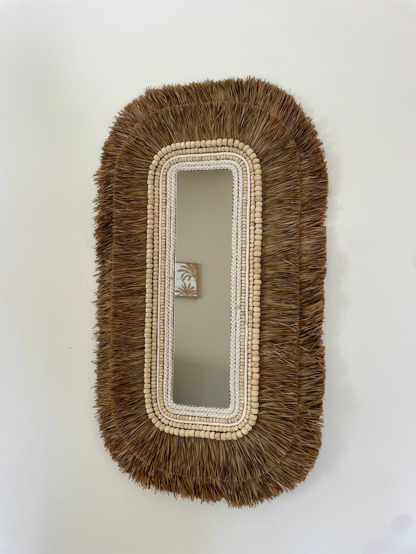 Miroir rectangulaire en macramé, perles de bois et fibres naturelles – pièce murale artisanale et élégante