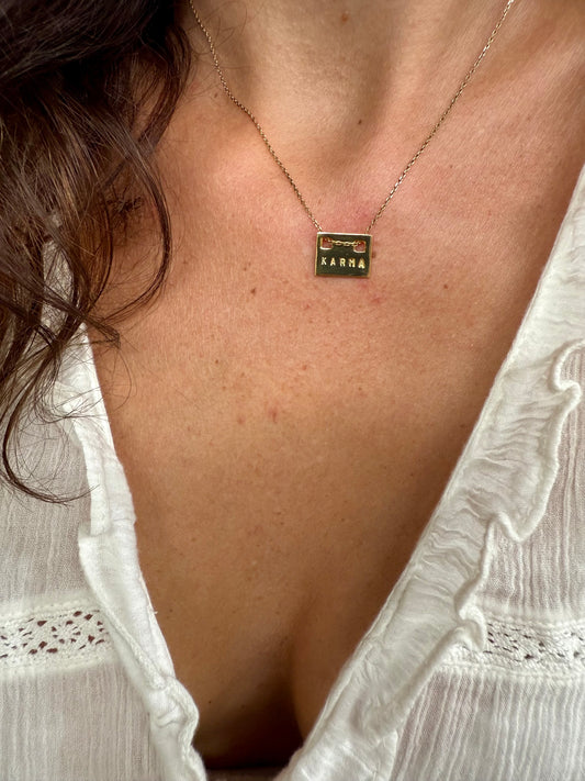 Pendentif rectangulaire en laiton plaqué or – mots inspirants martelés à la main