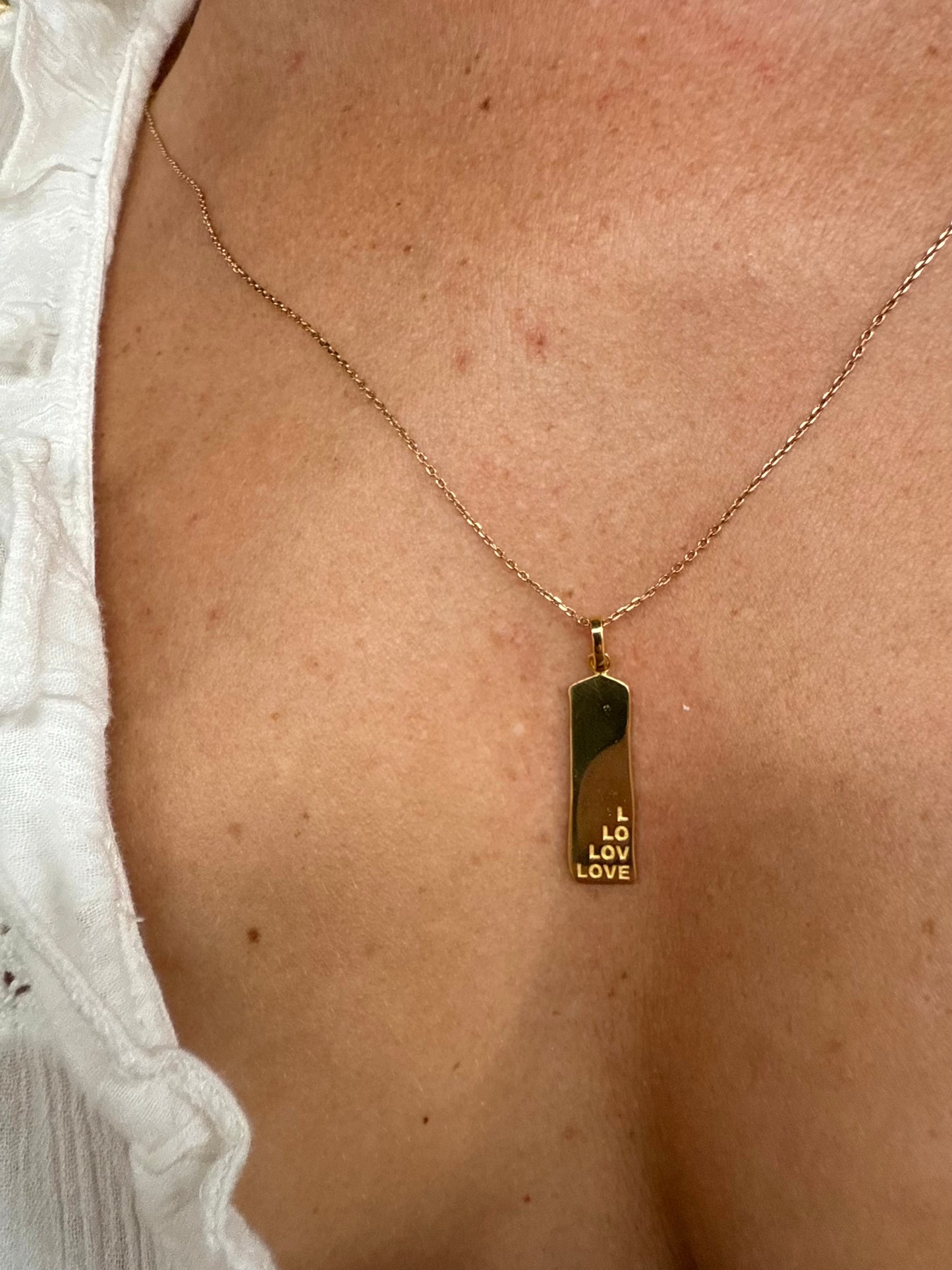 Pendentif "Love" – Fait main à Bali en laiton plaqué or