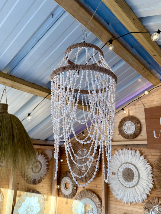 Suspension en coquillages blancs – luminaire artisanal de Bali