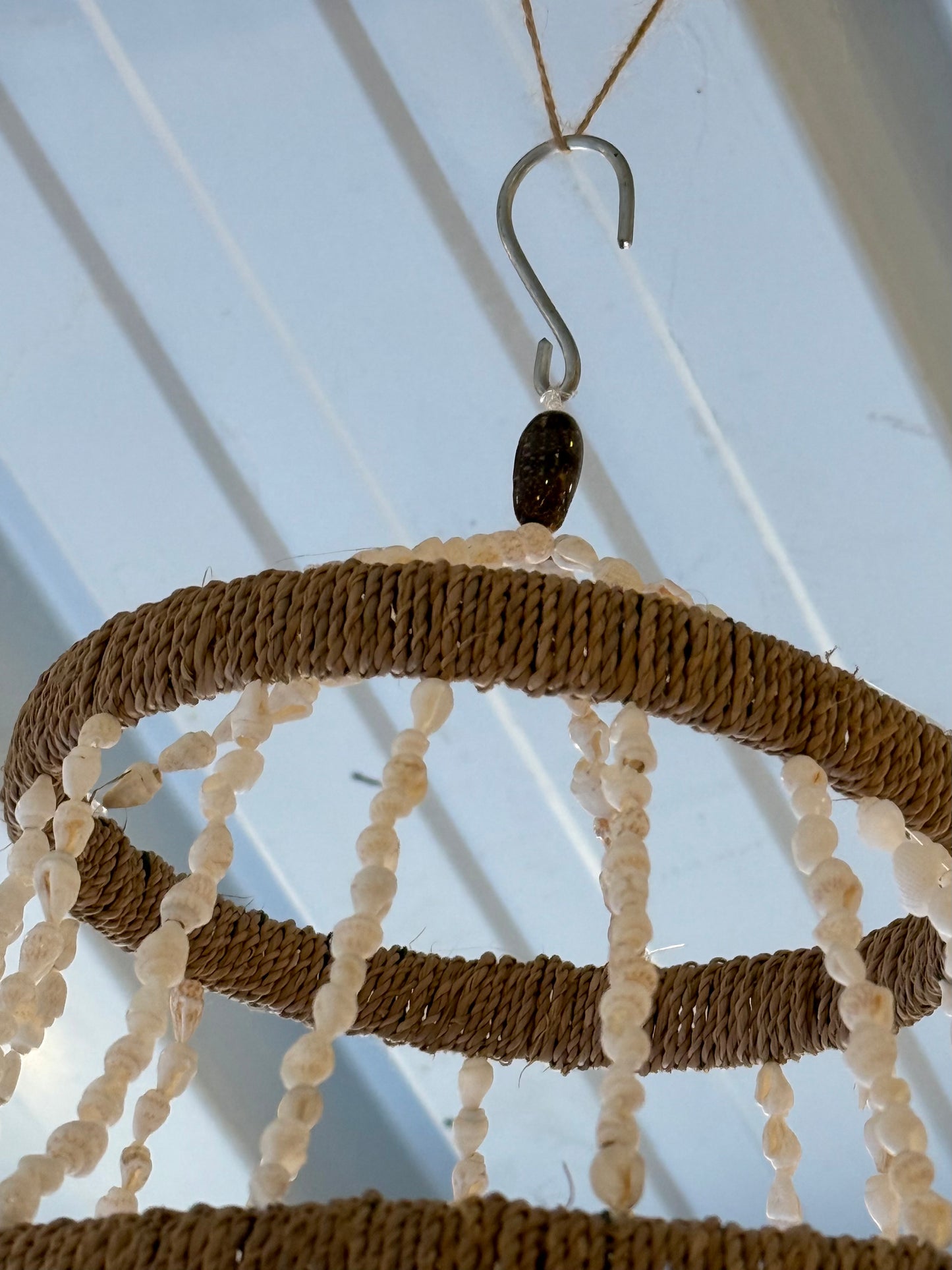 Suspension en coquillages blancs – luminaire artisanal de Bali
