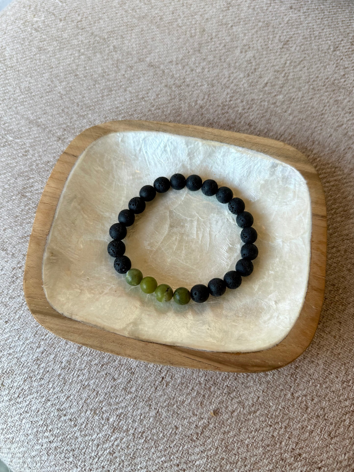 Bracelet en pierre de lave & Serpentine – Pierre d’ancrage et d’équilibre – Fait main à Bali