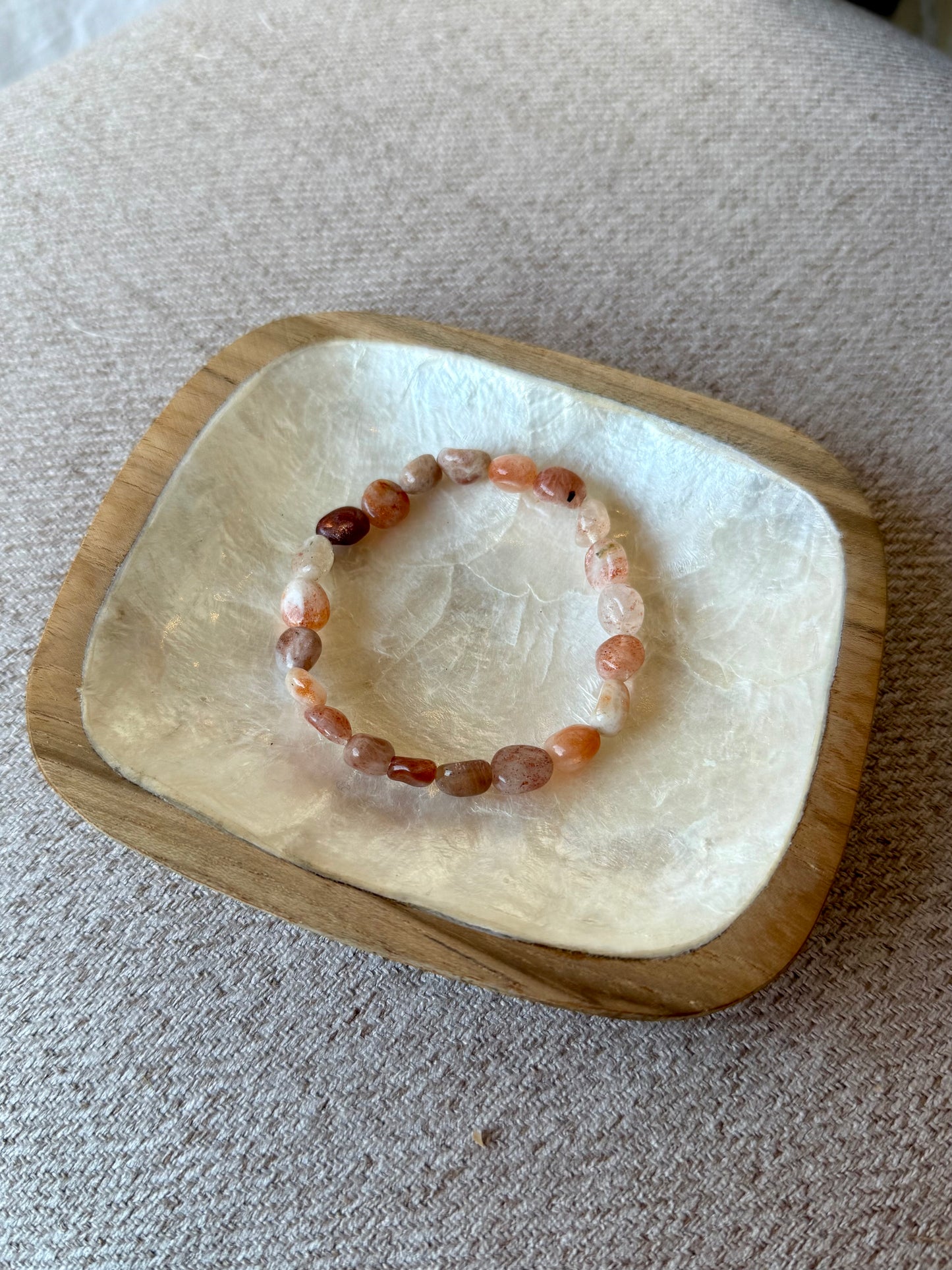 Bracelet en pierre d’écorce hématoïde et pierre de soleil – protection, joie & rayonnement – fait main à Bali