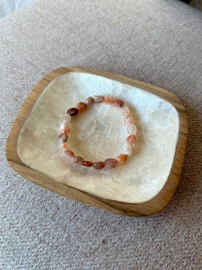 Bracelet en pierre d’écorce hématoïde et pierre de soleil – protection, joie & rayonnement – fait main à Bali