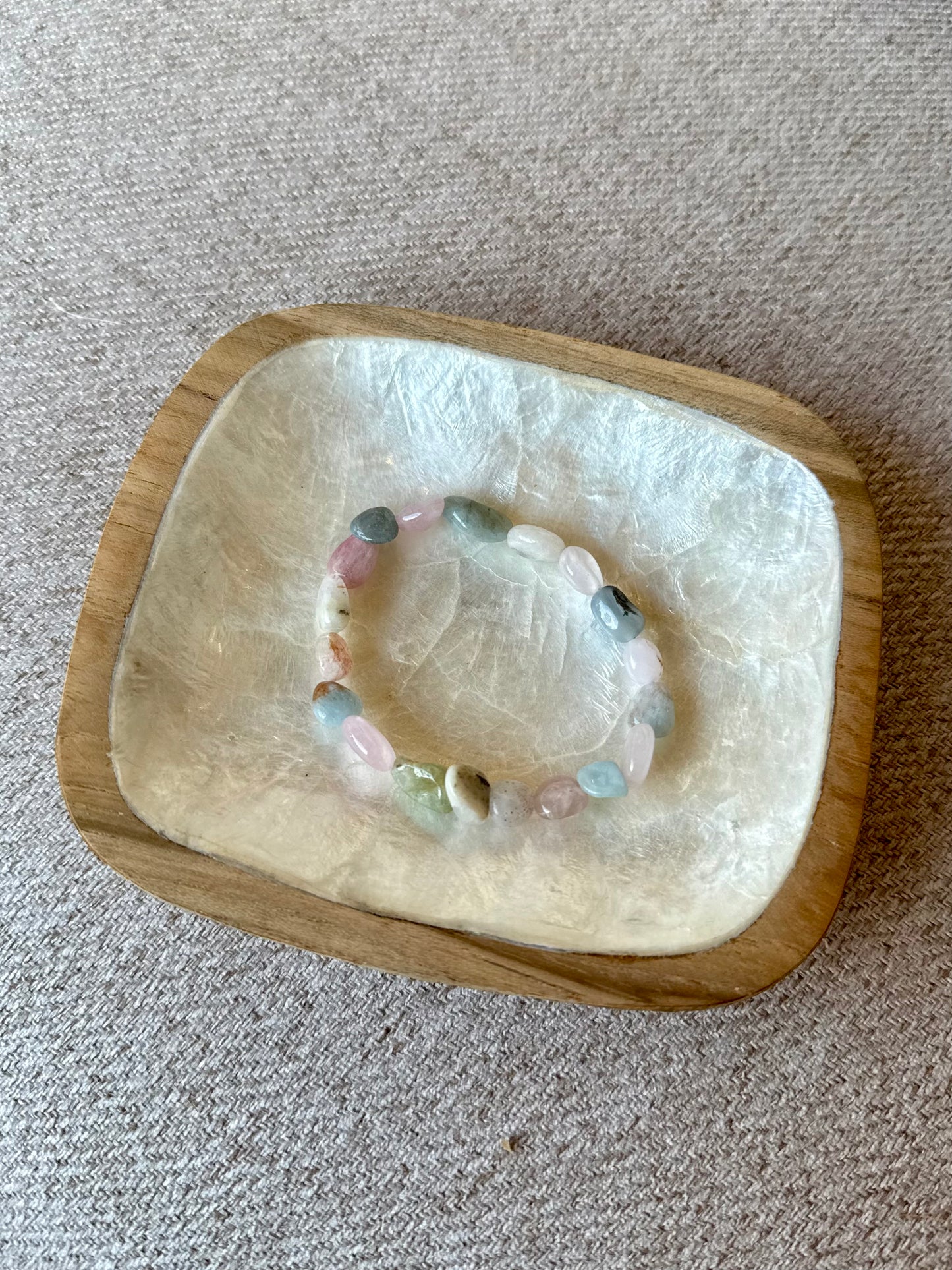 Bracelet en pierres naturelles – Amazonite, Labradorite & Quartz Rose | Création artisanale de Bali