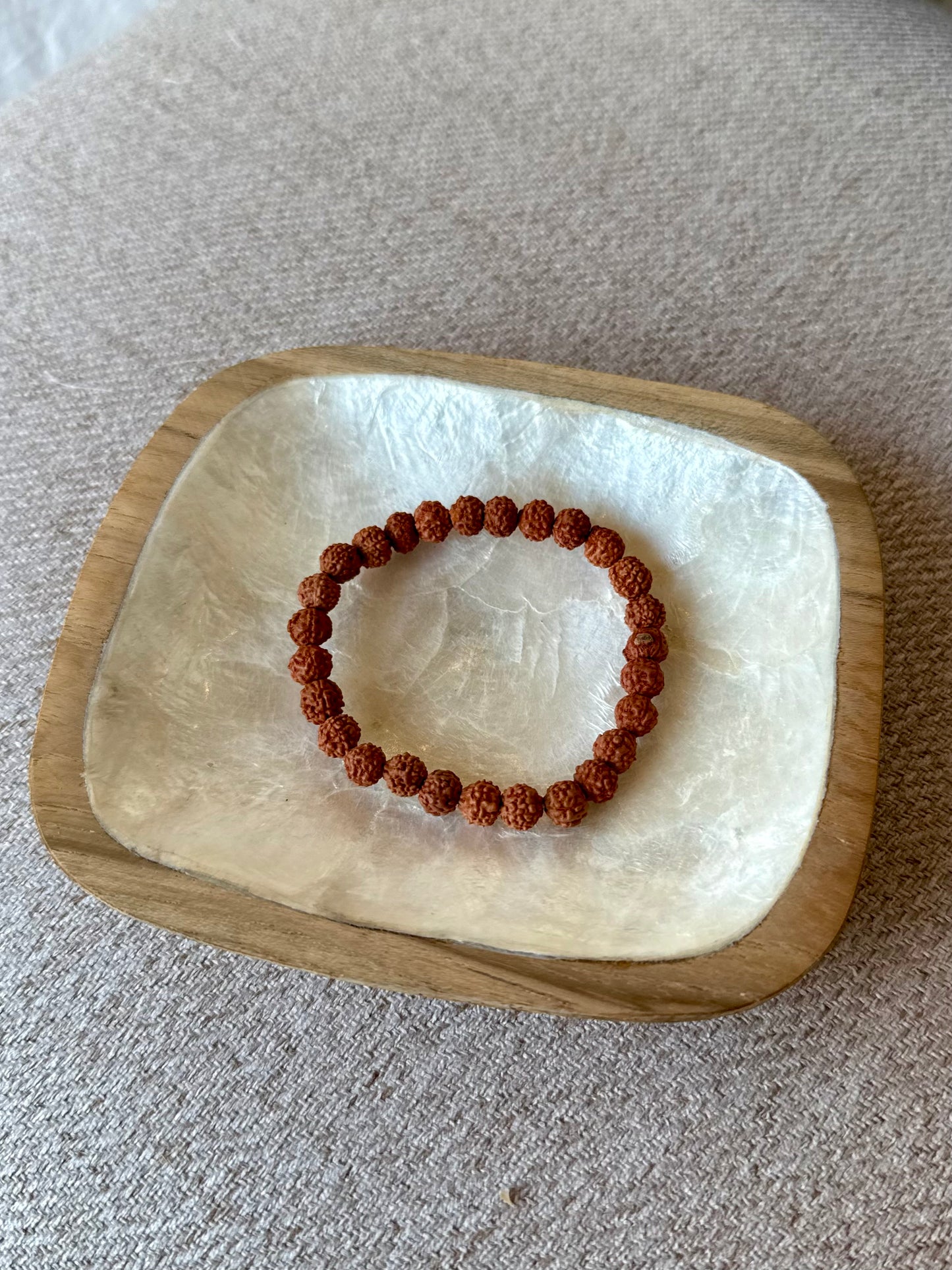 Bracelet en graines de Rudraksha – Bijou naturel & symbolique – Fait main à Bali