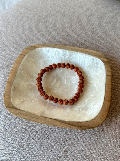 Bracelet en graines de Rudraksha – Bijou naturel & symbolique – Fait main à Bali