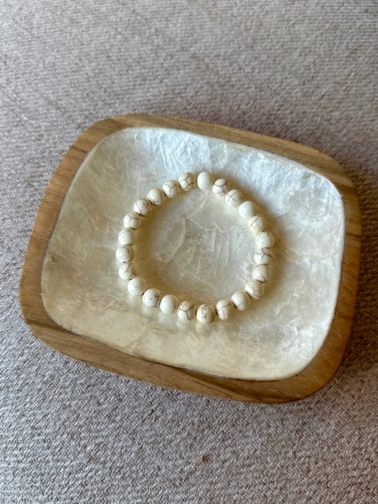 Bracelet en Howlite blanche – Pierre apaisante & élégante - Fait main à Bali