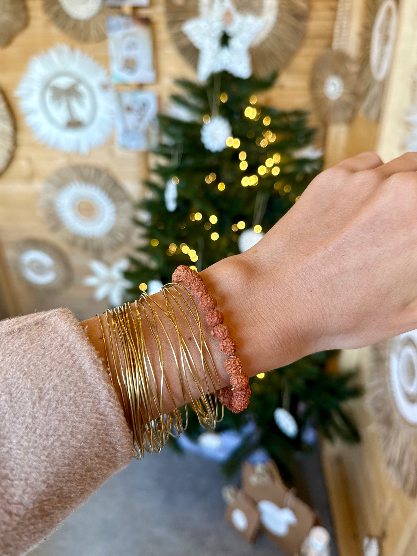 Bracelet en graines de Rudraksha – Bijou naturel & symbolique – Fait main à Bali